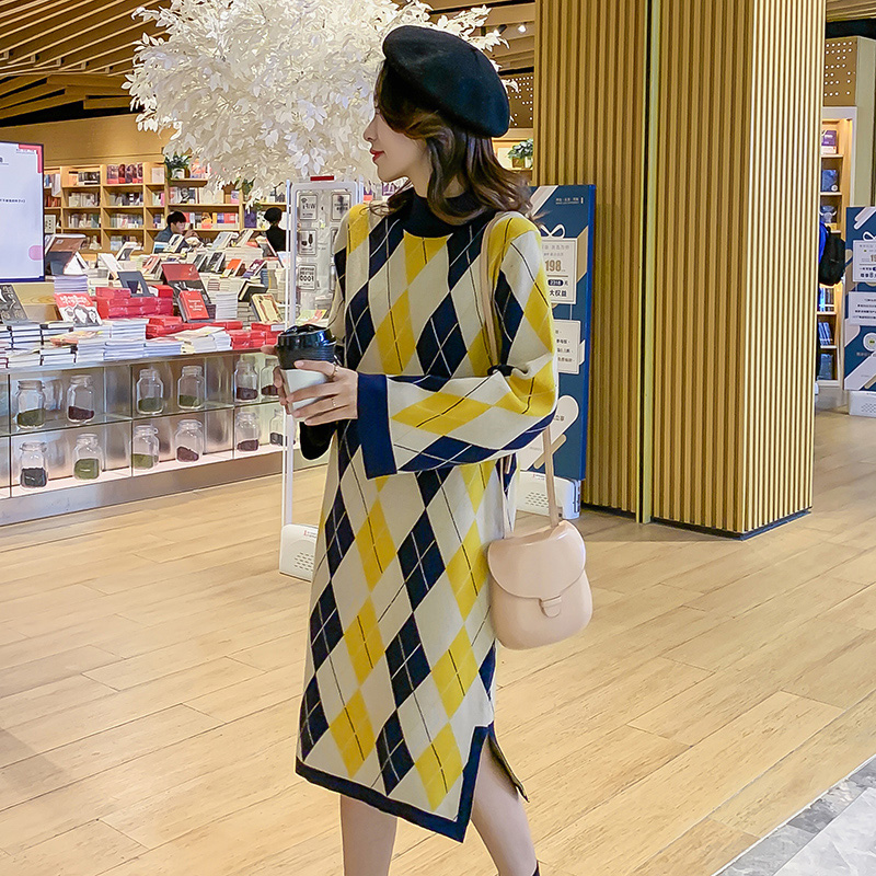 实拍9923秋冬包芯纱哺乳毛衣潮妈产后网红港风格子喂奶针织连衣裙