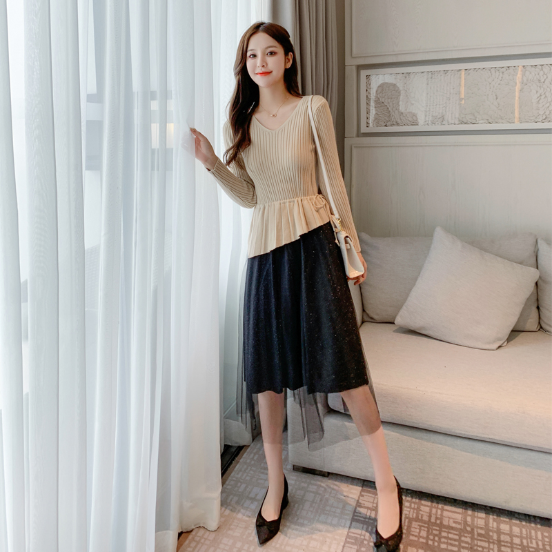 v领针织连衣裙秋装2020年新款女装流行秋冬配大衣的打底蕾丝裙子