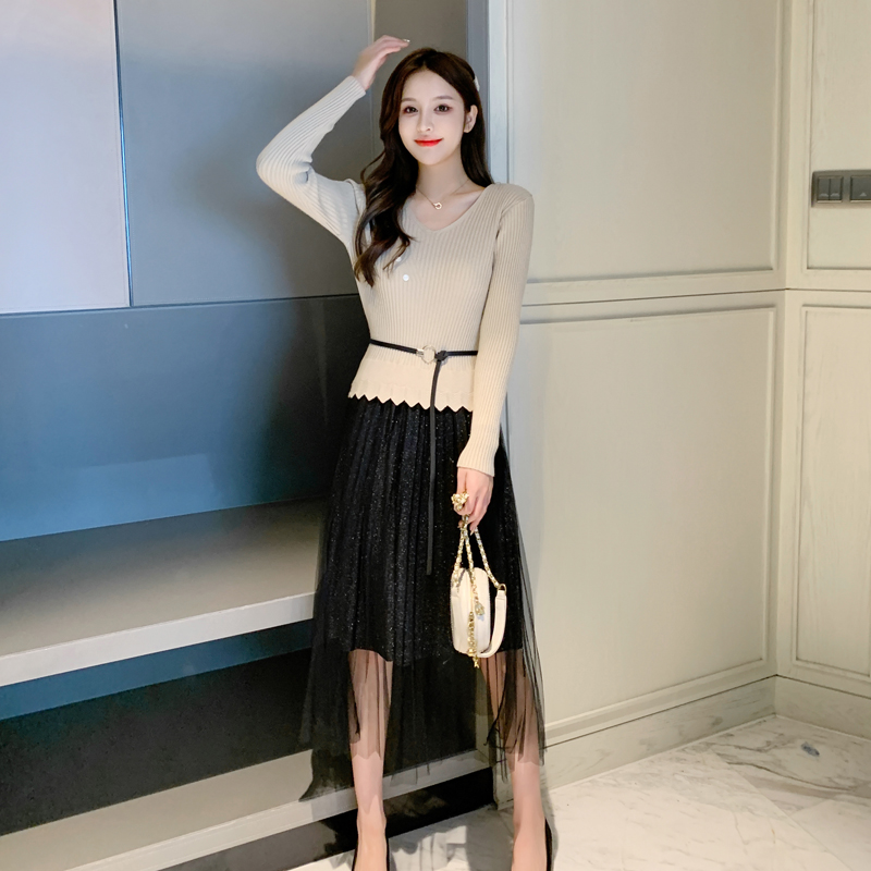 早秋针织连衣裙女2020秋冬新款V领假两件内搭配大衣中长款毛衣裙