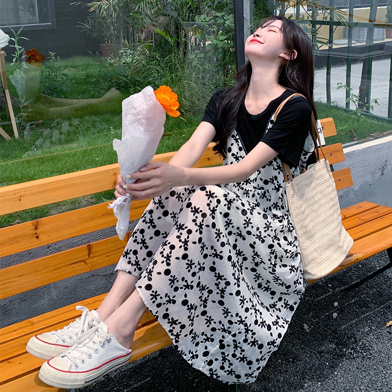 实拍大码夏季宽松显瘦植绒碎花V领无袖吊带收腰褶皱连衣裙+黑色Ｔ恤