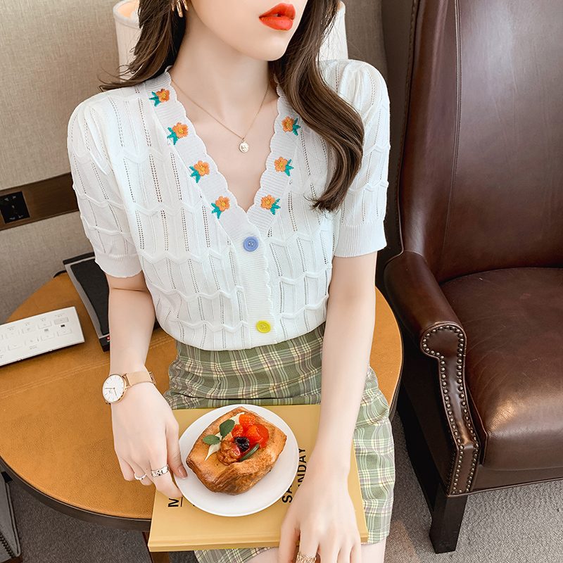 V领针织衫女短袖2020夏季新款薄款开衫冰丝短袖刺绣镂空温柔上衣