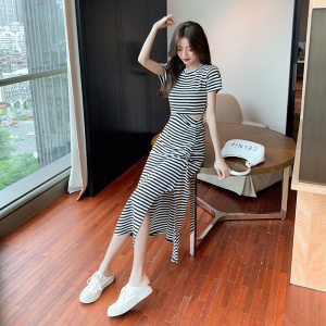 RM18625#韩版时尚小心机设计单侧边露腰褶皱开叉连衣裙女夏新款条纹裙