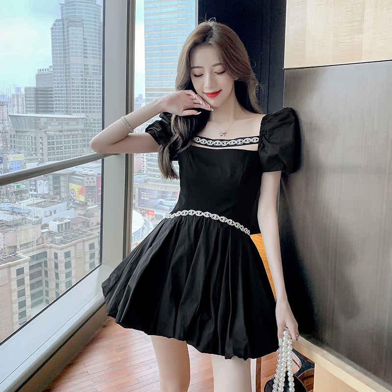 2021夏季新款法式气质镶钻小黑裙女收腰显瘦泡泡袖方领连衣裙