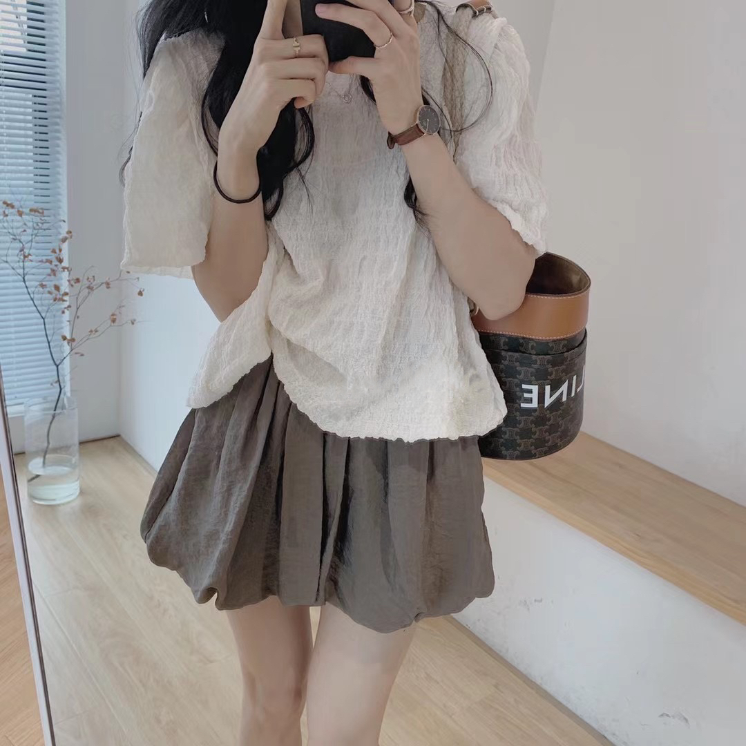 赞赞高品质雪纺机理感折折上衣＋铜氨丝短裤两件套