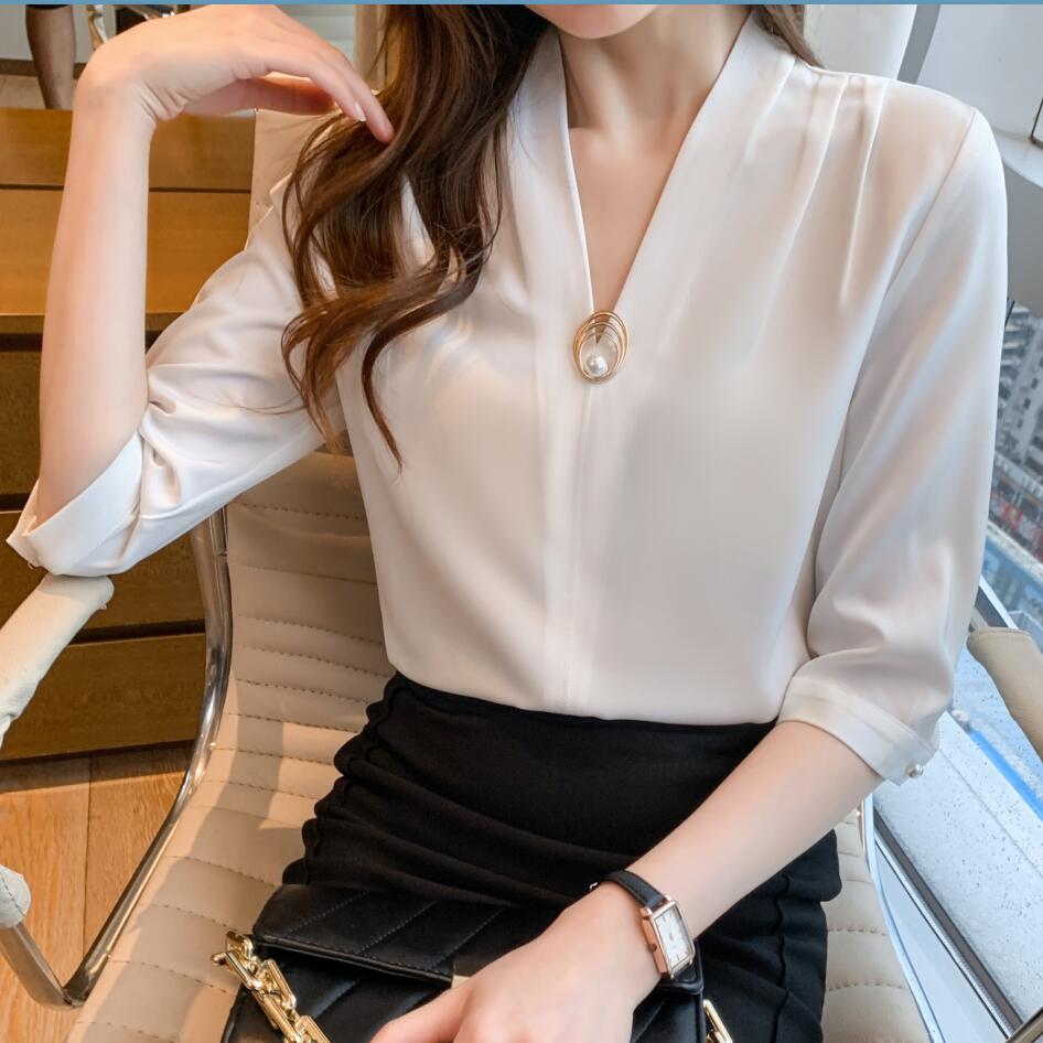 白衬衫女夏新款2021年v领设计感小众轻熟醋酸缎面气质型中袖上衣