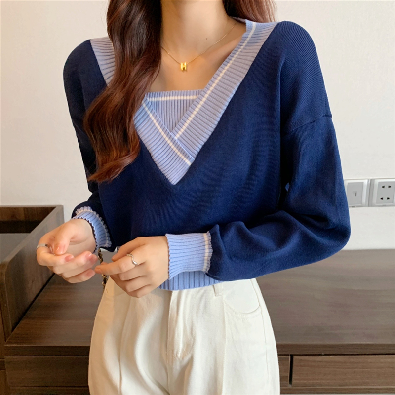 Early autumn 2021 new lazy wind holiday two piece short top retro foreign style loose V-Neck Sweater sweater sweater