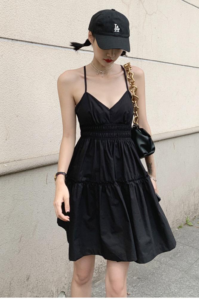 Actual shot of 2024 summer new style black suspender dress, sexy V-neck, scheming waist, fluffy, big swing, little black dress