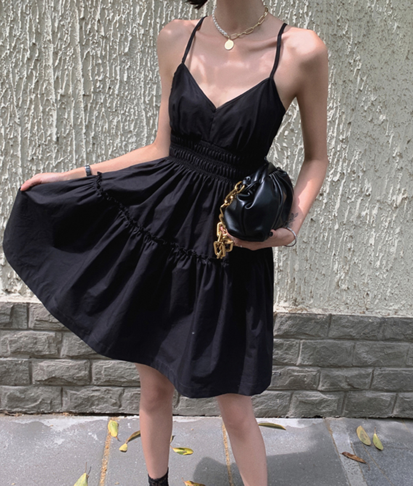Actual shot of 2024 summer new style black suspender dress, sexy V-neck, scheming waist, fluffy, big swing, little black dress