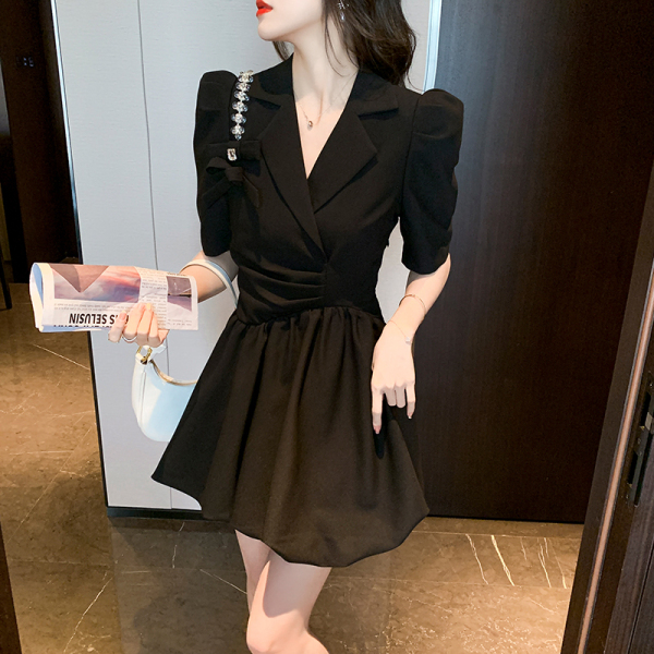 RM16686#珍珠链条小黑裙西服领不规则褶皱气质西装裙2022年新款