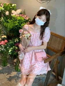 RM5782#夏日会在晚餐后少女甜美粉色碎花夏蛋糕裙显瘦蝴蝶结泡泡袖连衣裙
