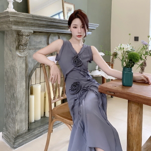 KM26792#法式复古设计感玫瑰吊带连衣裙女夏季新款时尚减龄收腰气质长裙