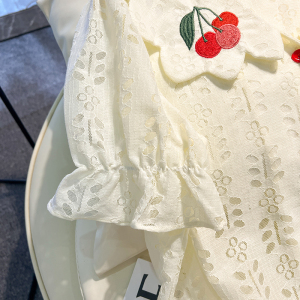 KM18946#谜秀蕾丝衬衫女2022夏季新款法式设计感娃娃领樱桃绣花衬衣上衣潮