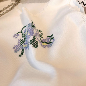 PS45361# 法式白色刺绣针织马甲女夏季复古别致背心上衣设计感小众 服装批发女装直播货源