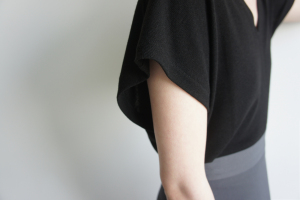PS49203# 黑色V领日式宽松短袖T恤针织上衣女夏通勤时髦小心机chic 服装批发女装直播货源