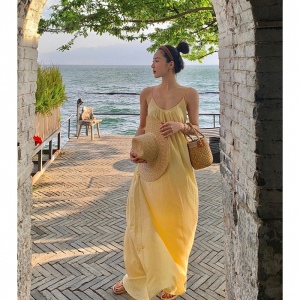 TR29926# 法式黄色吊带连衣裙宽松慵懒风夏季新款露背性感淡黄的长裙