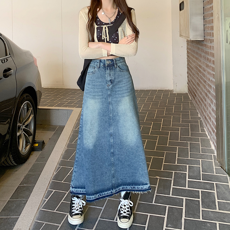 Actual shot of 2024 spring new high-waisted retro raw edge A-line denim skirt that makes you look taller and slimmer.
