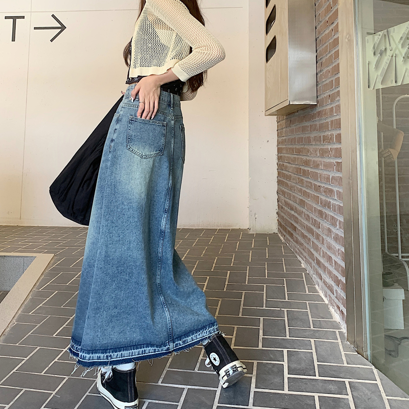 Actual shot of 2024 spring new high-waisted retro raw edge A-line denim skirt that makes you look taller and slimmer.