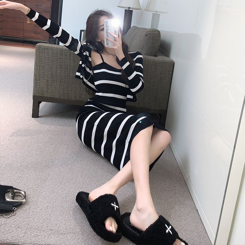 實拍新款套裝女短款長袖針織上衣一字肩條紋吊帶連衣裙兩件套