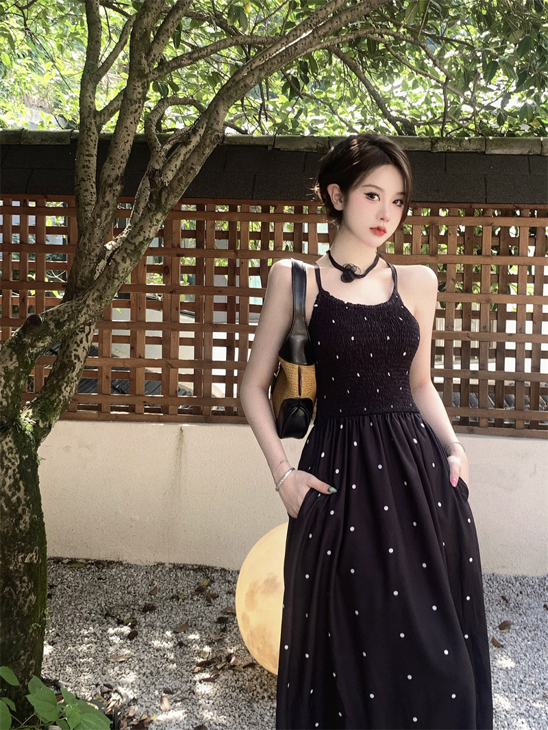 7823實拍設計感波點吊帶裙女夏2022新款黑色露背小眾高級長連衣裙