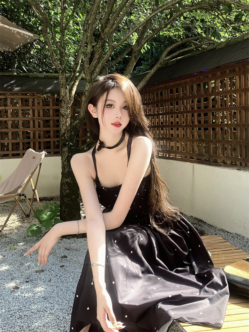 7823實拍設計感波點吊帶裙女夏2022新款黑色露背小眾高級長連衣裙