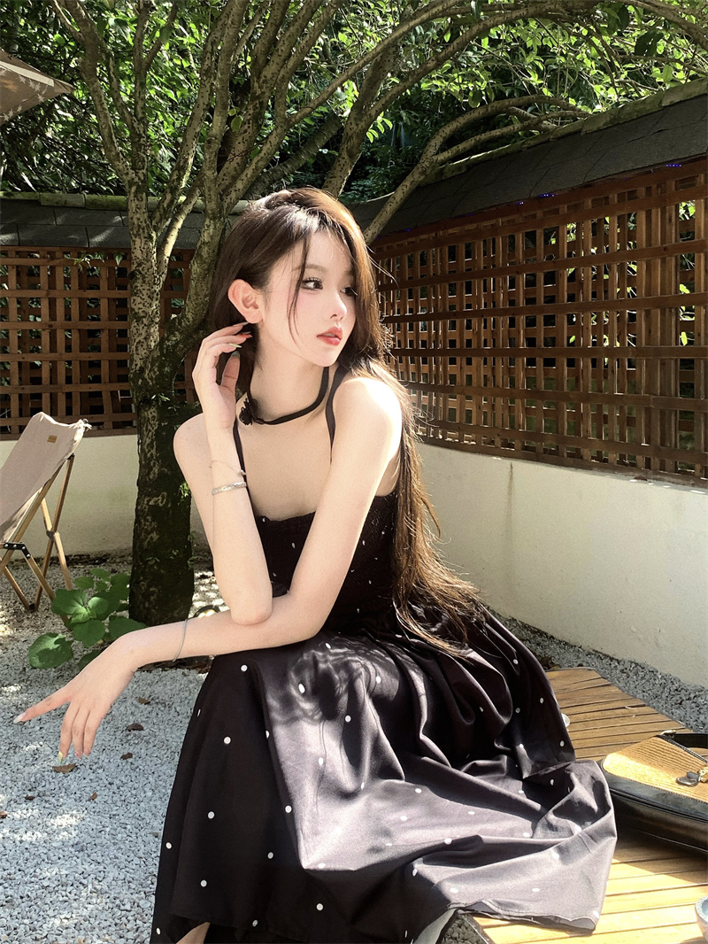 7823實拍設計感波點吊帶裙女夏2022新款黑色露背小眾高級長連衣裙