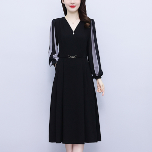 RM3618#黑色大码胖mm连衣裙2023春季新款v领气质减龄显瘦黑色裙子