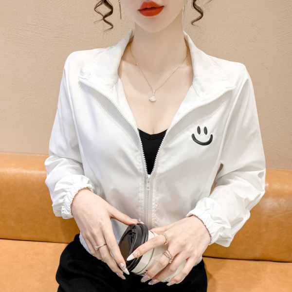 KM22107#韩版设计感小个子时尚百搭短款纯色刺绣笑脸长袖