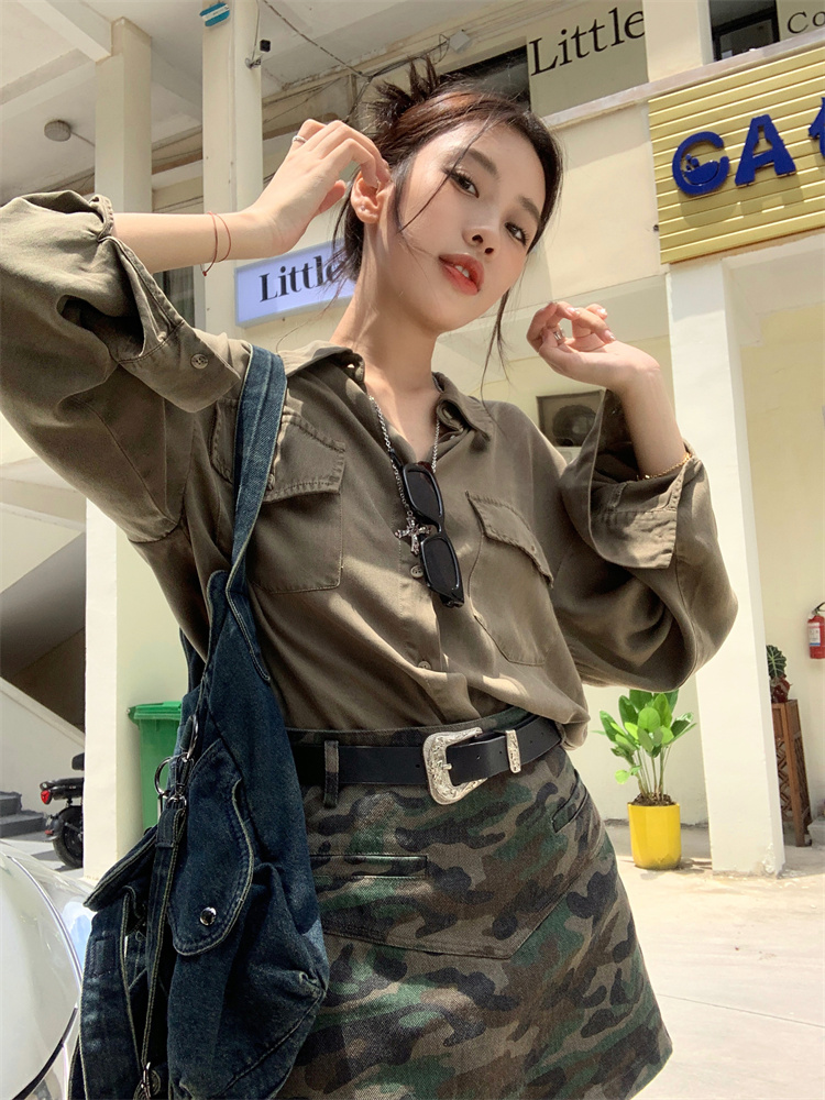 Real shot of American retro lapel workwear denim shirt + camouflage A-line skirt and skirt for women with belt