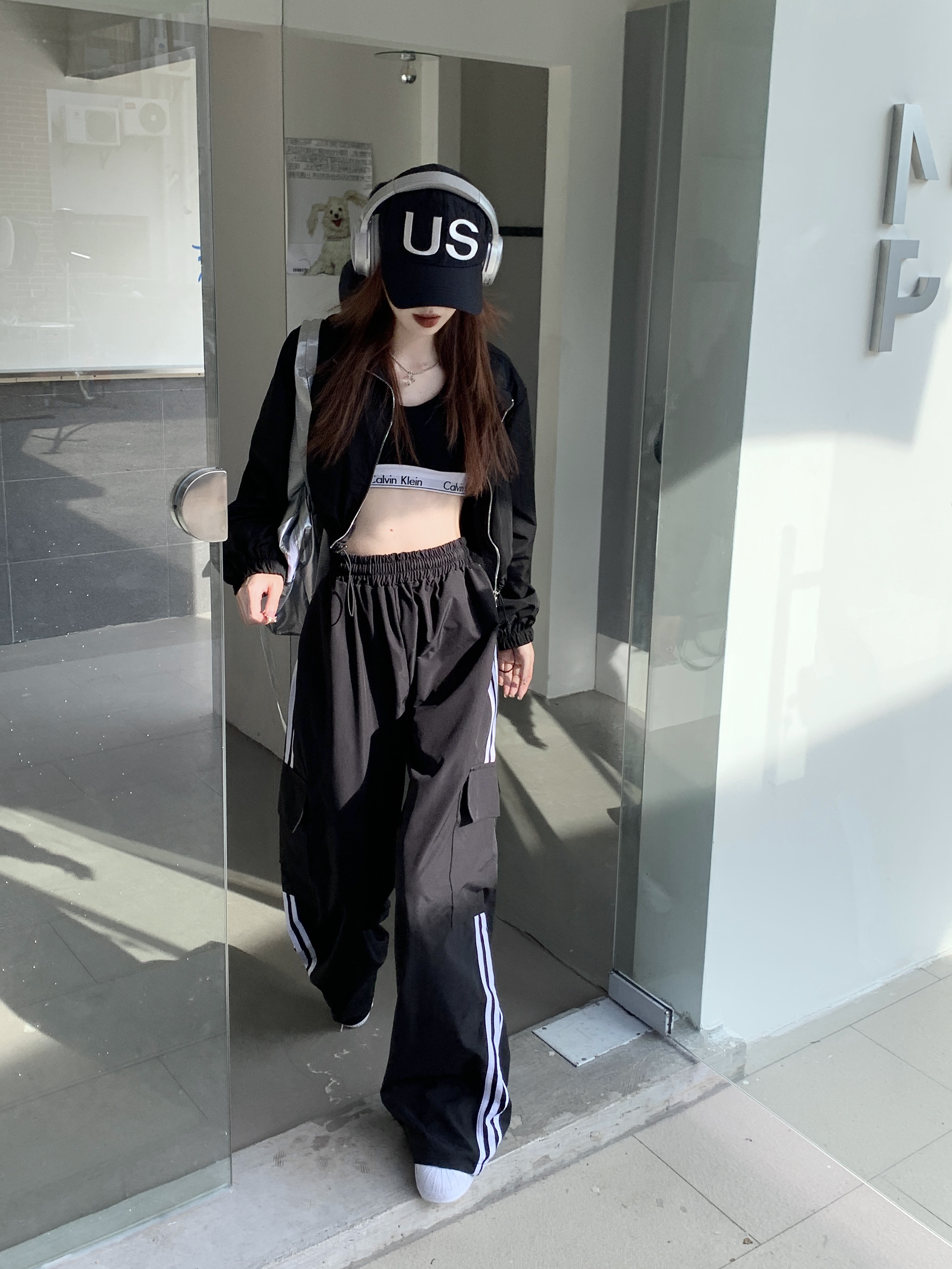 Actual shot of European and American style three-stripe side stripes, white-edged straight-leg sweatpants, slim workwear, loose wide-leg floor-length trousers