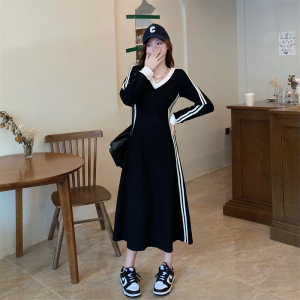 KM24663#小众设计v领长裙黑色气质显瘦高级感连衣裙