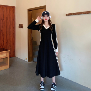KM24663#小众设计v领长裙黑色气质显瘦高级感连衣裙