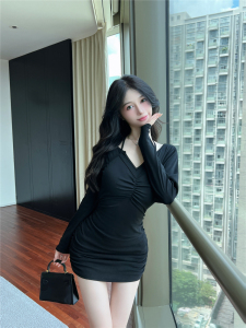 Slim and slim knit dress with buttocks