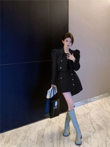 KM23574#韩剧女主角卡其色俏皮时髦短款风衣 不规则半裙套装女
