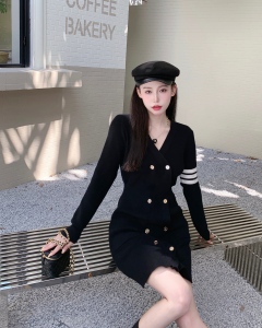 MY3393#王牌特工秋冬短款裙子女高端气质长袖v领黑色毛衣连衣裙