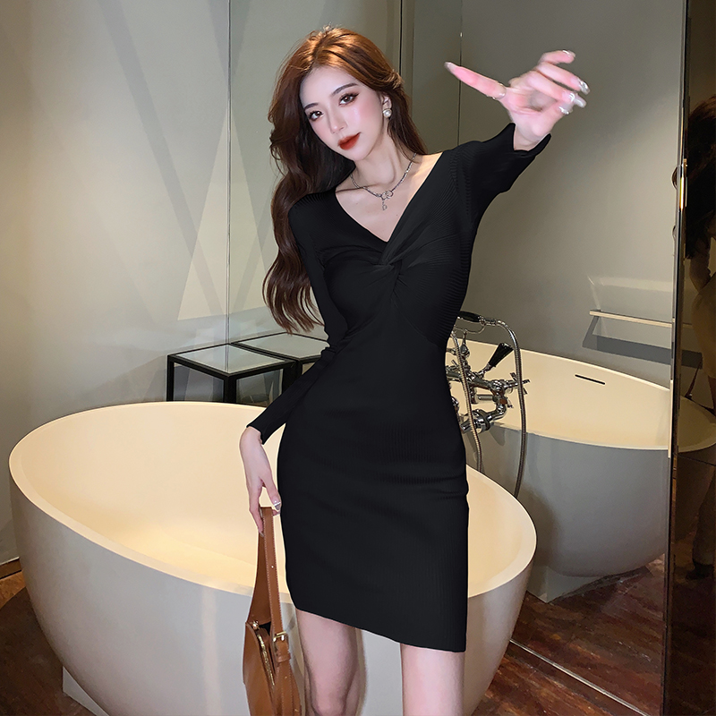 實拍配大衣打底裙女秋冬性感V領針織連衣裙修身包臀毛衣短裙