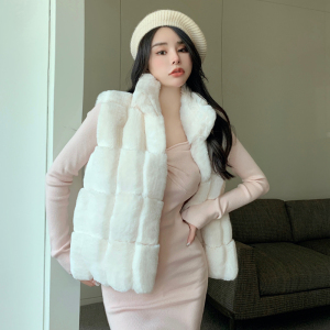 Real shot of a new style mink fur grass vest coat in autumn and winter of 2022， female otter rabbit fur short style cele