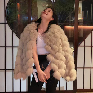 COCO Fur Yaochi Fairy 2022 Autumn and Winter New V-neck Fur Coat Young Women Short Wool Coat