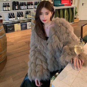 COCO Fur Yaochi Fairy 2022 Autumn and Winter New V-neck Fur Coat Young Women Short Wool Coat