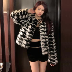 Live shot of a new style fox fur coat in autumn and winter Women's short high-end celebrity mink thousand bird grid fur 