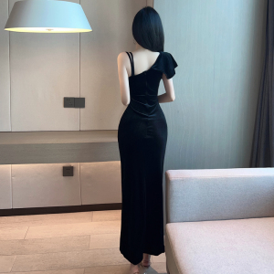 Long sloping shoulder slim toast dress dress