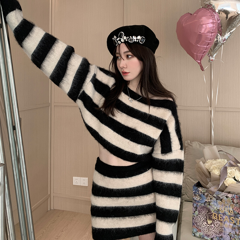 2022 autumn and winter design wool contrast color stripe suit loose can off the shoulder sweater bag hip skirt two-piece set