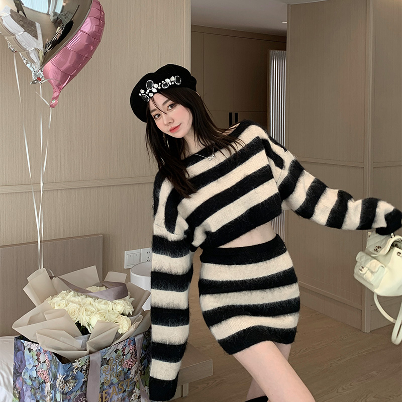 2022 autumn and winter design wool contrast color stripe suit loose can off the shoulder sweater bag hip skirt two-piece set