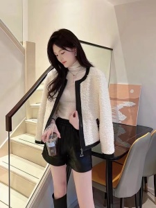 PS66910# 韩系圆领羊羔毛外套女冬季新款韩版时尚拼接皮毛一体羊剪绒 服饰批发