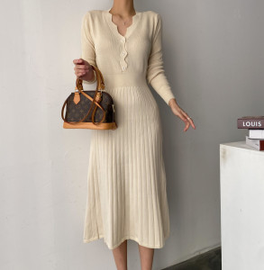 KM29861#韩版chic 气质优雅V领小单排扣修身显瘦长袖压褶中长款针织连衣裙