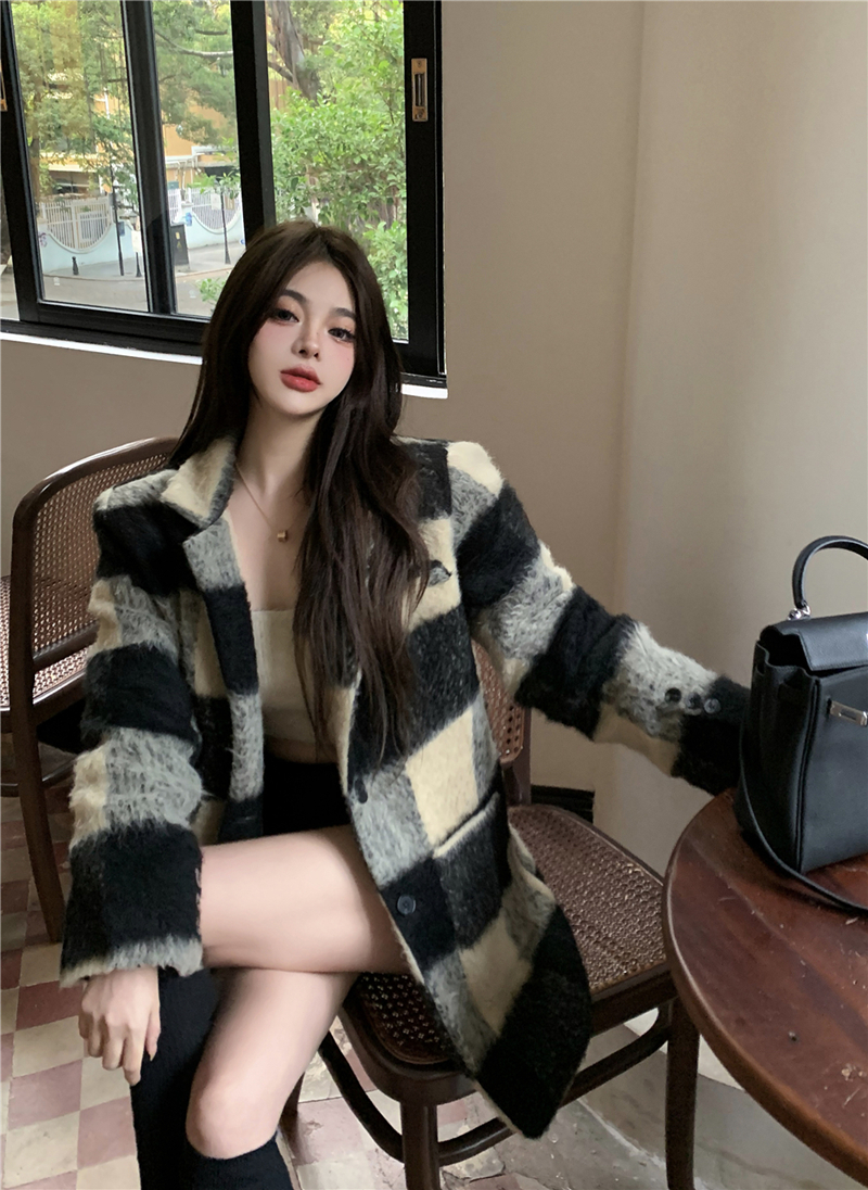 Real shot of Hepburn's retro style loose temperament thickened shoulder pads mid-length plaid woolen suit jacket for women