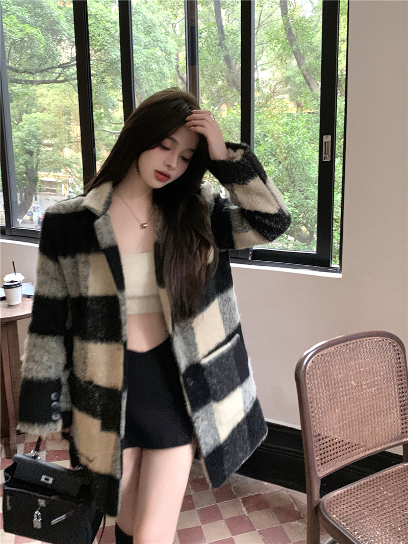 Real shot of Hepburn's retro style loose temperament thickened shoulder pads mid-length plaid woolen suit jacket for women