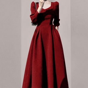 KM30801#法式赫本风酒红色方领连衣裙2022年秋冬新款女装气质高级感敬酒服