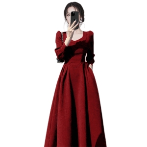 KM30801#法式赫本风酒红色方领连衣裙2022年秋冬新款女装气质高级感敬酒服