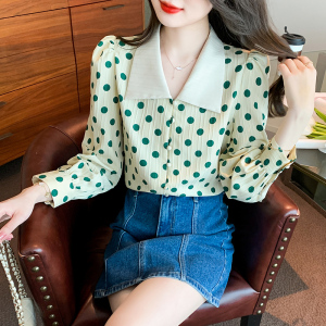 TR46997# 秋季新款绿色波点衬衫女法式复古韩版设计感显瘦上衣潮 服装批发女装批发服饰货源