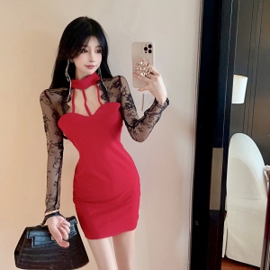 V-neck lace panel long-sleeved buttock dress